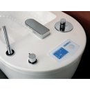 Zbliżenie na elementy sterujące i dysze wanny Caracalla – system hydromasażu wodno-powietrznego.